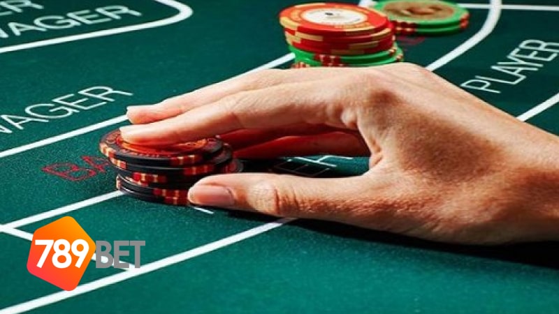 Baccarat với sự tham gia của 52 lá bài chắc chắn sẽ là một bài toán cân não cho những người mới tham gia